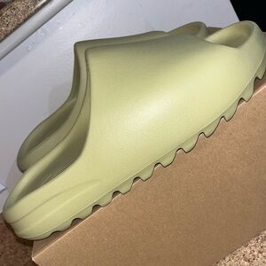 Men’s Yeezy slide